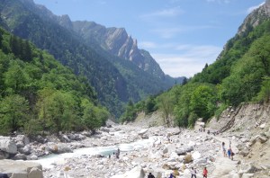 Joining the pilgrims on the trek to Hemkund and Valley of Flowers