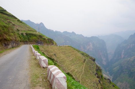 Plummeting gorges and valleys on the road to Dong Van 