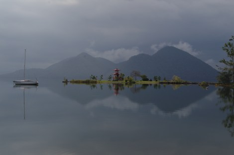 A calm morning with Toyas islands in the background